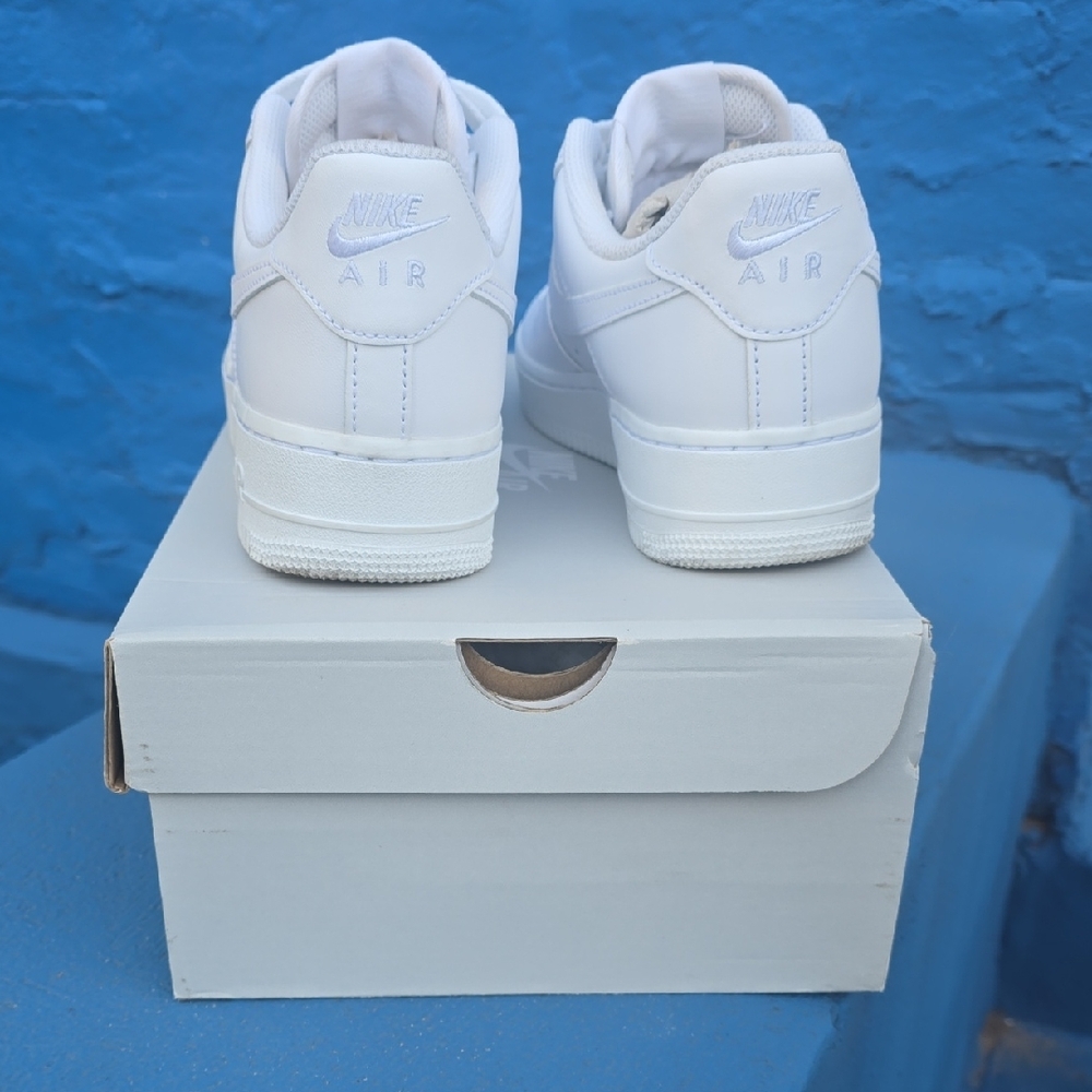 Nike Women's White Sneakers - Picture 4 of 8